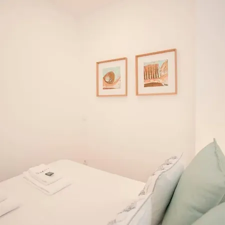 Liiiving In - Urban Art Apartment
